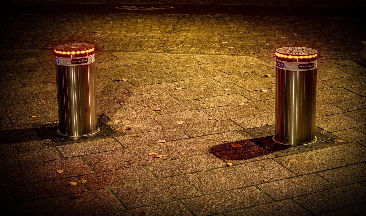 Bornes escamotables lumineuses en position haute